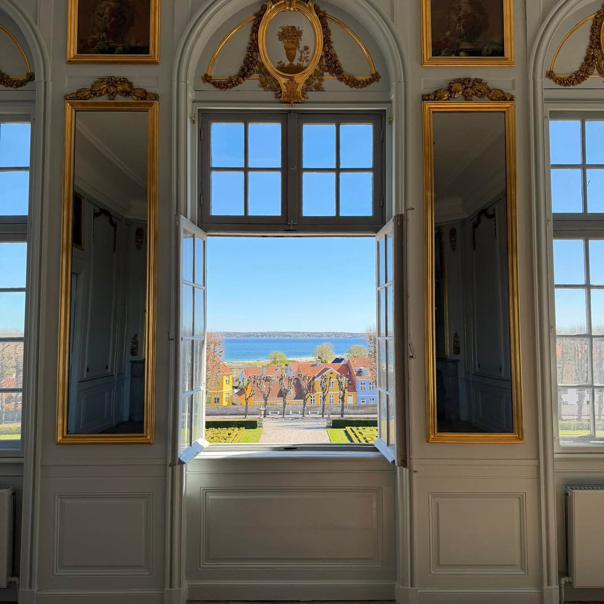 Guided tour – The town, the castle, and the hidden garden story Sunday, October 4, 2026